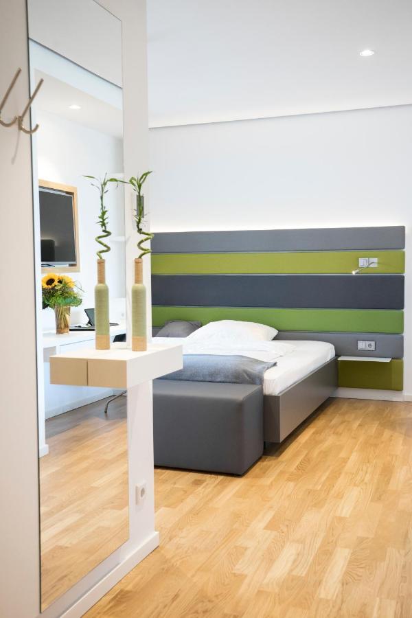 Seven Hotel + Boardinghouse แฮร์โซเกนเอารัค ภายนอก รูปภาพ